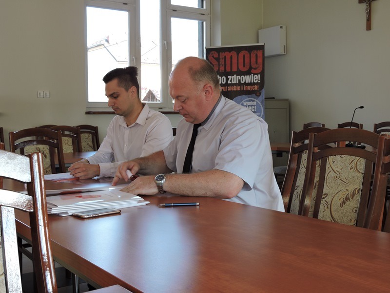 Podpisane pierwsze umowy na wymianę kotłów w gminie Szczucin
